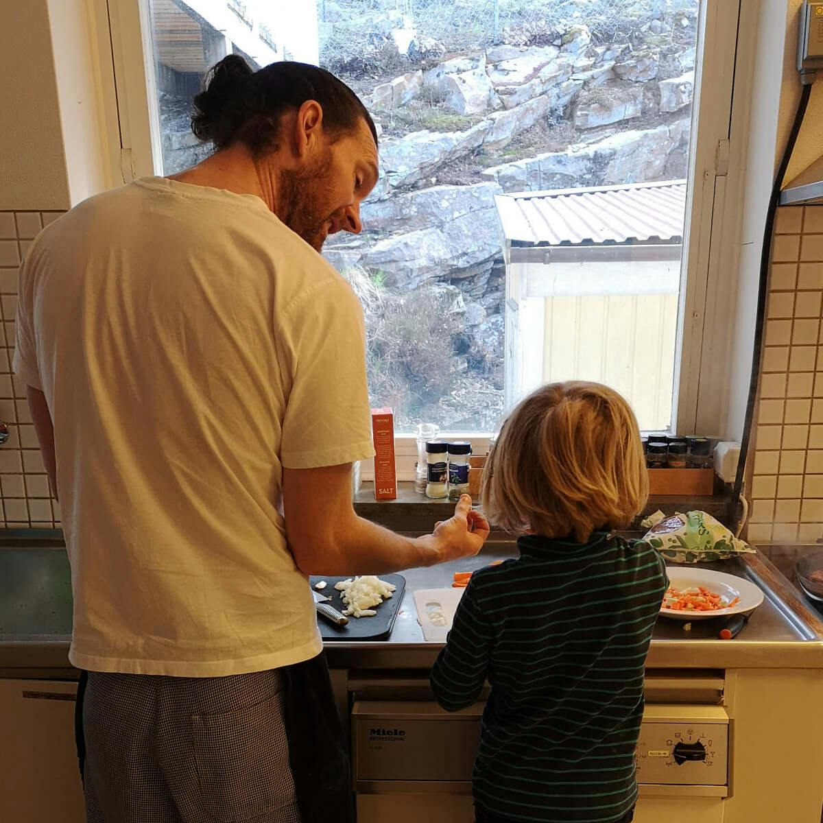Våran kock lagar mat med barn